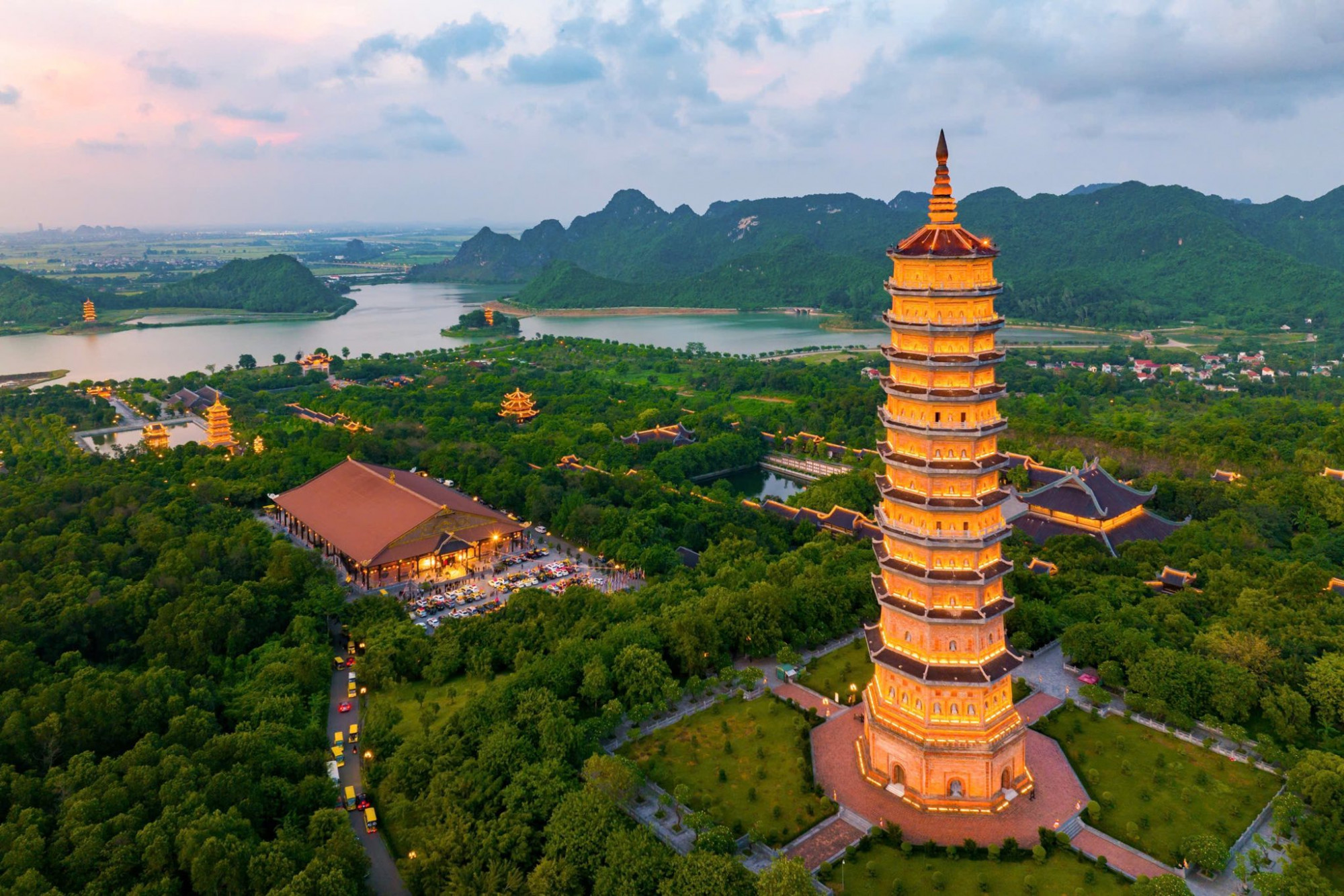 Quần thể chùa Bái Đính (Ninh Bình) gây ấn tượng bởi quy mô hoành tráng, là điểm du xuân – hành hương nổi bật dịp tết.