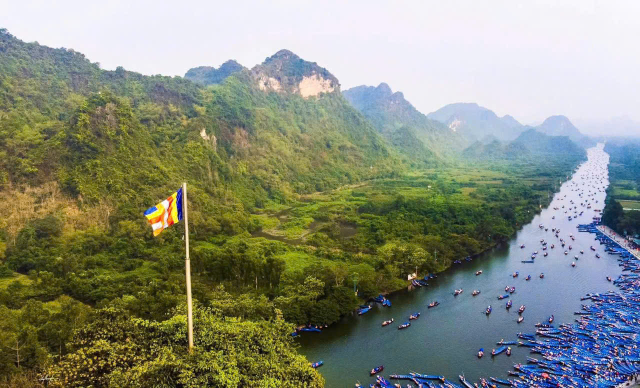 Chùa Hương (Hà Nội) là điểm hành hương và du xuân quen thuộc của người dân miền Bắc mỗi dịp Tết Nguyên đán.