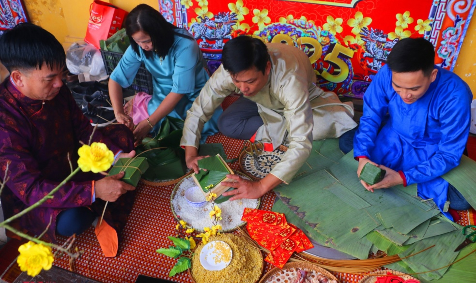 Bánh chưng hình vuông tượng trưng cho đất, trong quan niệm 'trời tròn, đất vuông' - ngoài may mắn, còn tượng trưng sự hiếu kính tổ tiên và lòng biết ơn thiên nhiên.