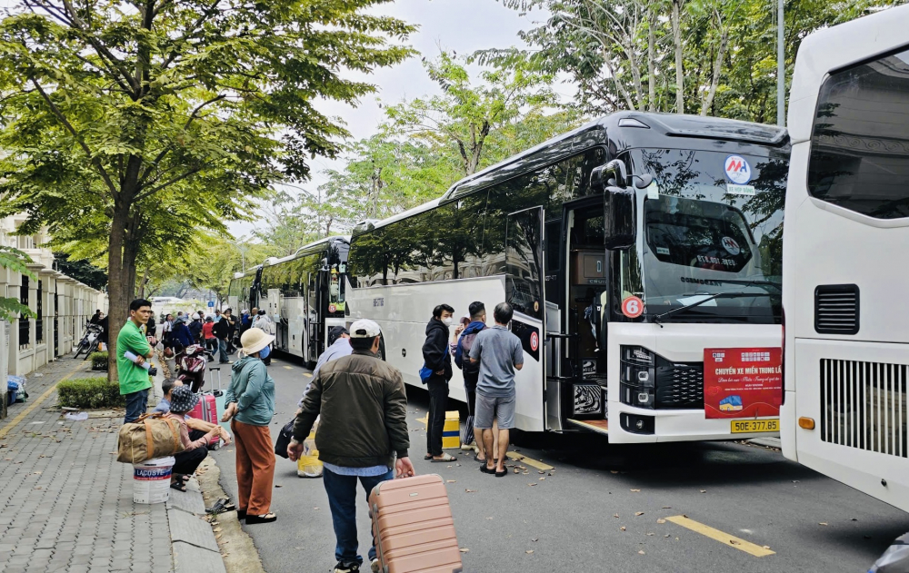 Người dân hồ hởi di chuyển lên xe