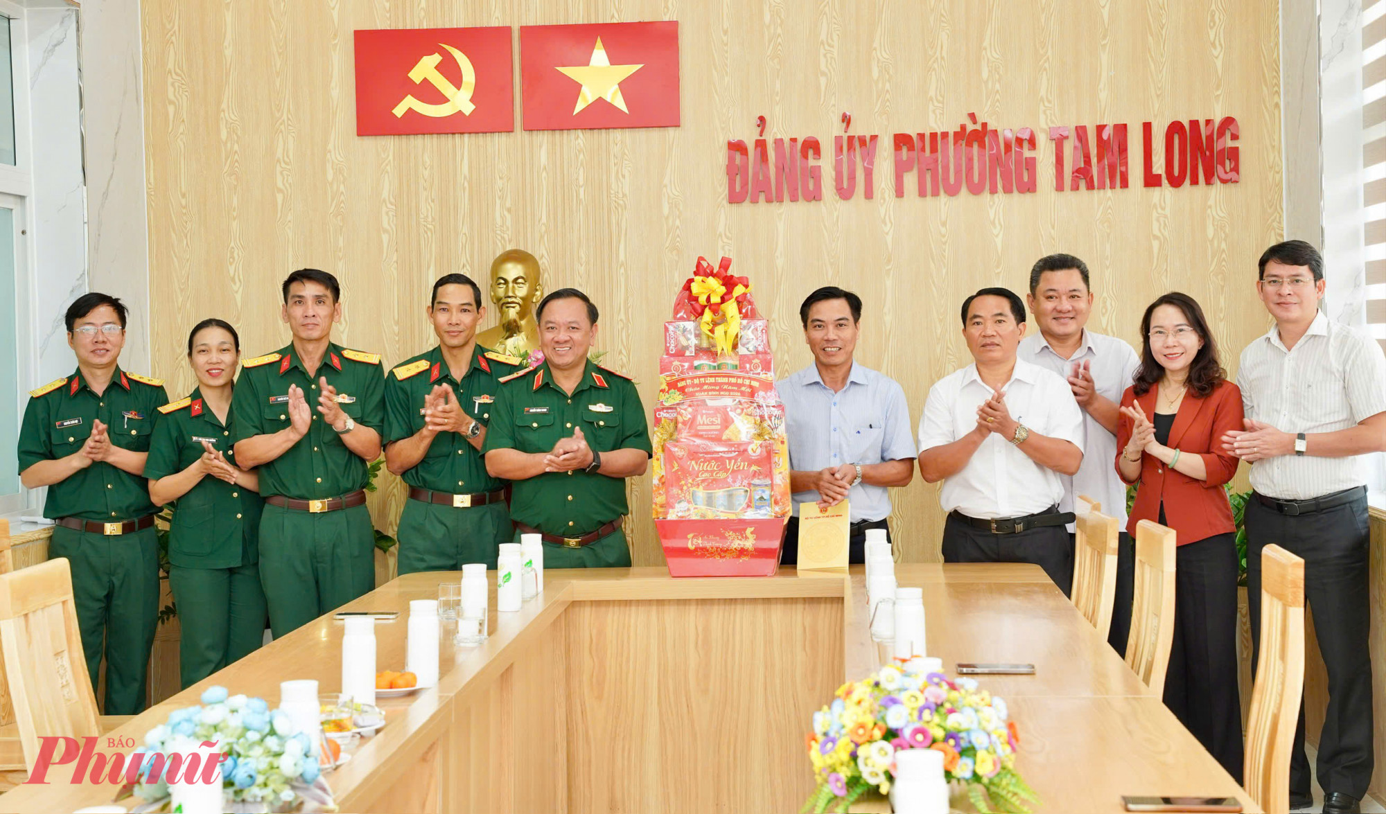 Thiếu tướng Nguyễn Thành Trung thăm, chúc Tết Đảng ủy, UBND, Ủy ban MTTQ Việt Nam phường Tam Long - Ảnh: T.T