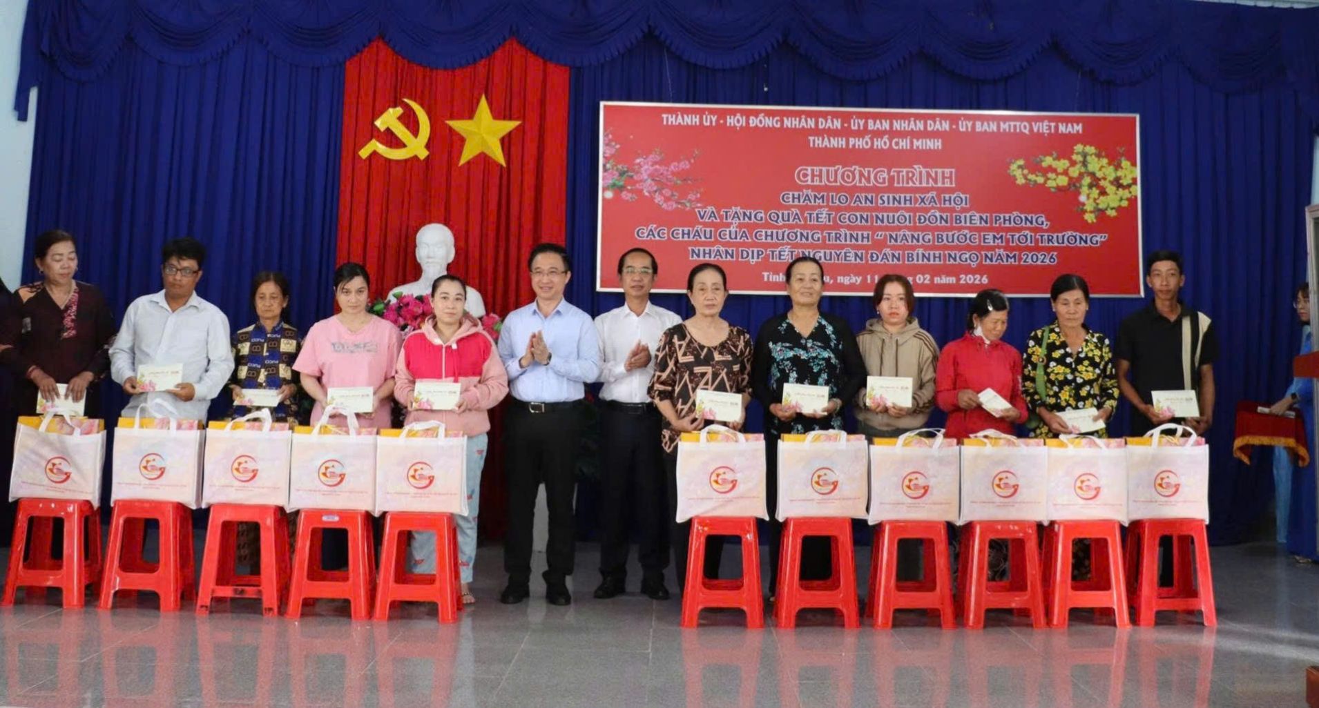 lãnh đạo Thành ủy TPHCM cùng đoàn công tác và lãnh đạo tỉnh Cà Mau trao tận tay người dân, cán bộ, chiến sĩ và các em học sinh 