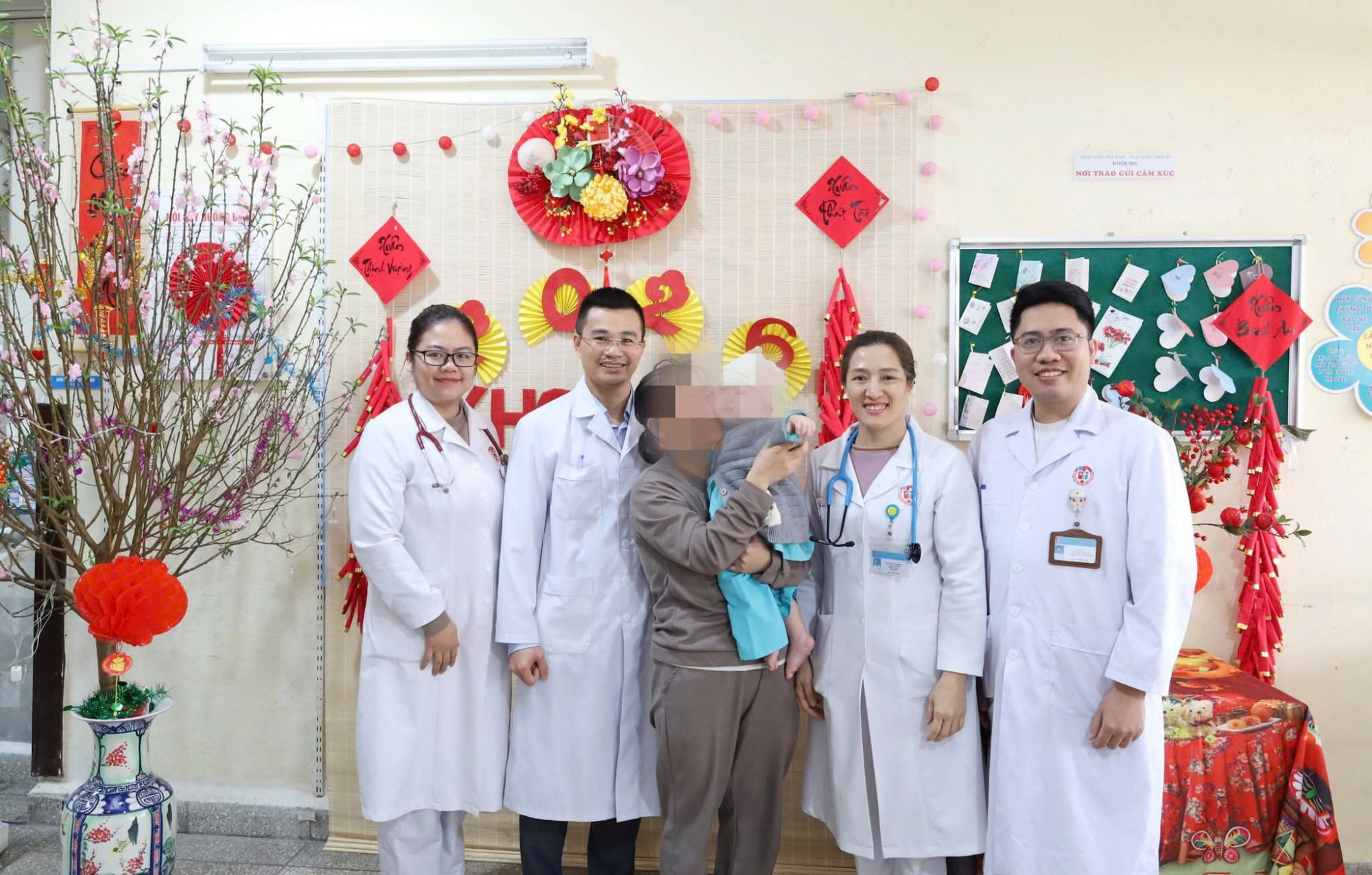 Sau phẫu thuật vì ngã xe tròn tập đi, bé trai 8 tháng tuổi đang hồi phục và được theo dõi tại bệnh viện - ảnh: Bệnh viện cung cấp