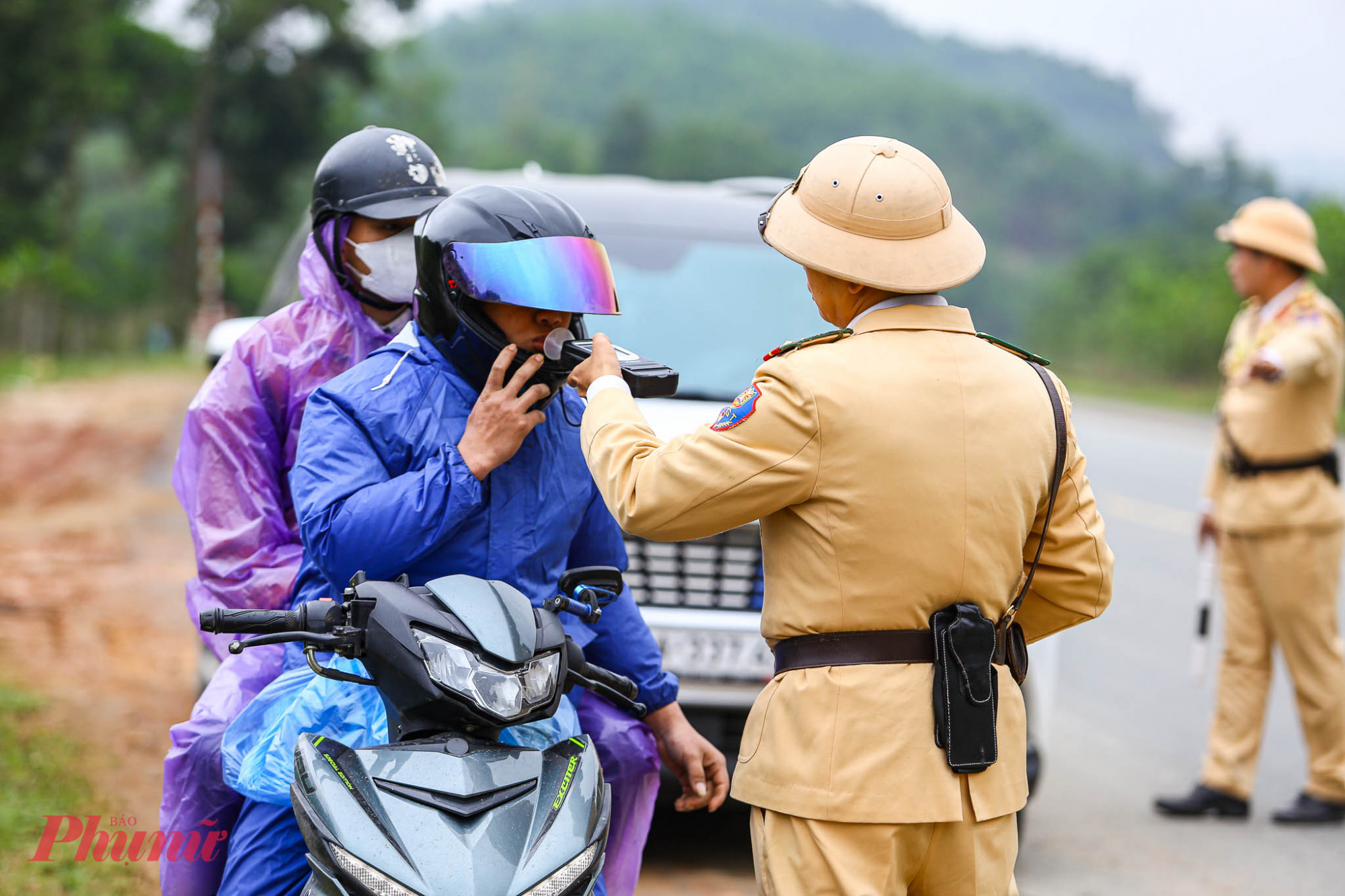 Cảnh sát kiểm tra nồng độ cồn đối với các tài xế.