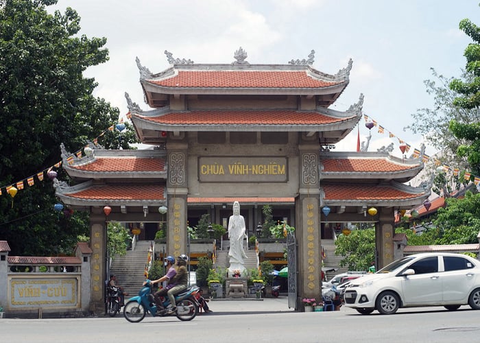 Chùa Vĩnh Nghiêm (TP.HCM) đông người dân đến lễ Phật, cầu an trong dịp Tết Nguyên đán.