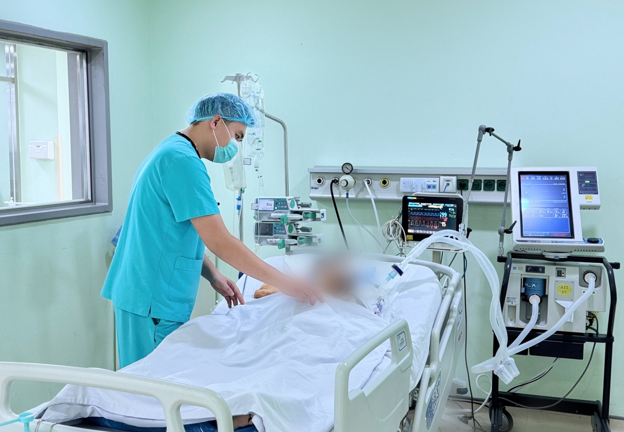 Nam thanh niên phải thở máy