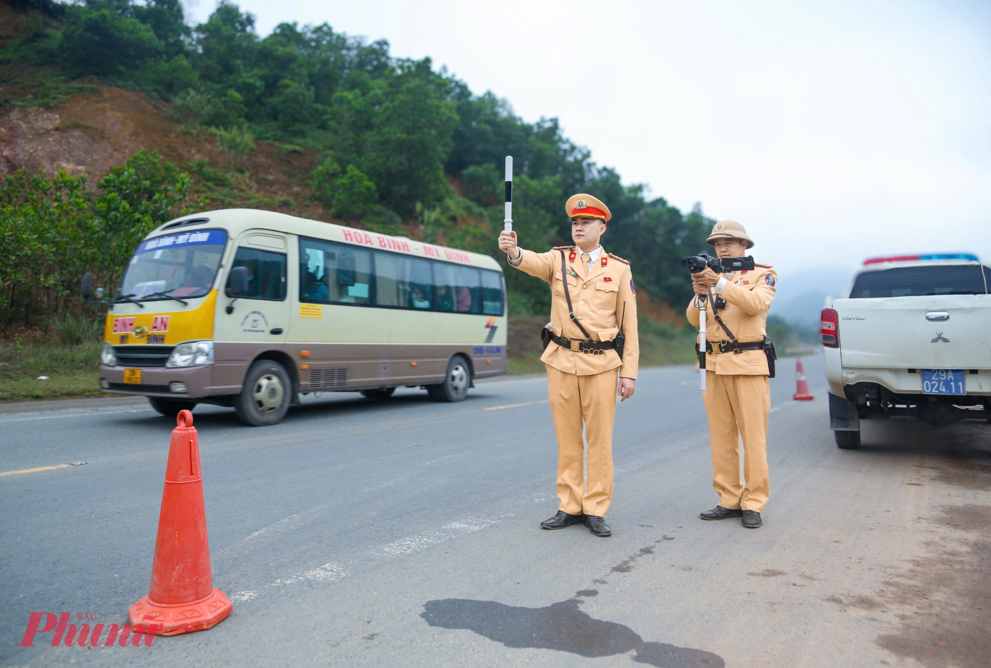Ngày 11/2 (Tức ngày 24 tháng chạp, Đội CSGT đường bộ số 11 (Phòng CSGT - Công an Hà Nội) tiến hành tuần tra, kiểm soát, xử lý nhiều trường chạy quá tốc độ, gây mất an toàn giao thông.