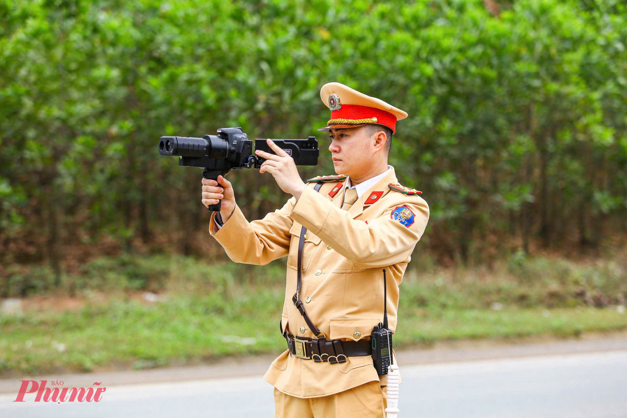 Cảnh sát sử dụng thiết bị nghiệp vụ kiểm soát giao thông trên tuyến địa bàn.