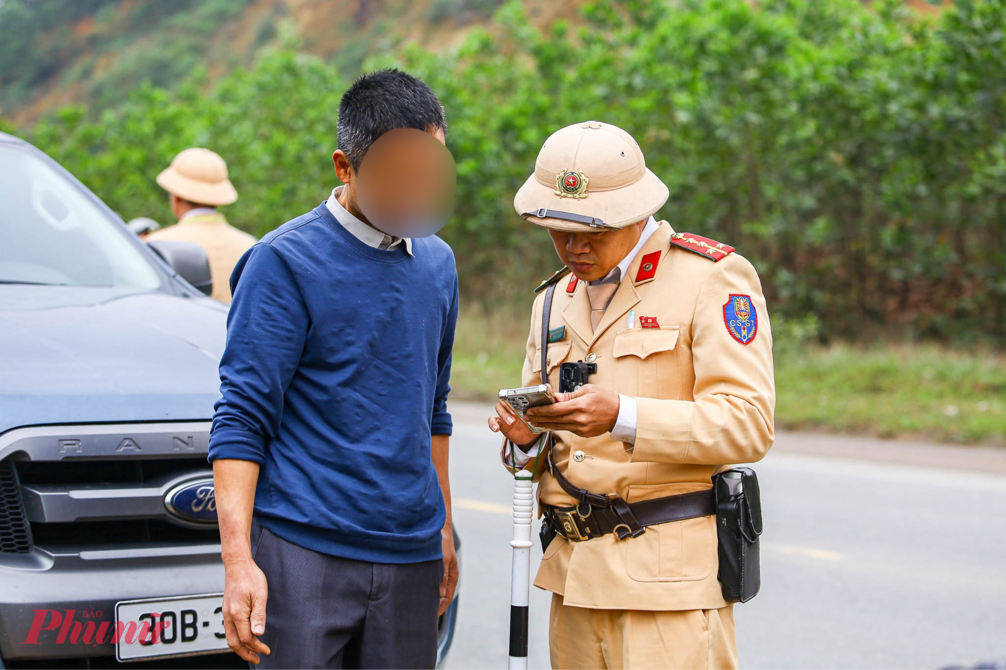 Đơn cử, thông qua thiết bị kỹ thuật nghiệp vụ, CSGT phát hiện tài xế M.N.H. (SN 1979, trú tại xã Nội Bài, Hà Nội) điều khiển ô tô mang BKS 30B-314.XX chạy trên tuyến Hòa Lạc - Hòa Bình đã vi phạm chạy quá tốc độ từ 10km/h đến 20km/h (95km/80km/h). 