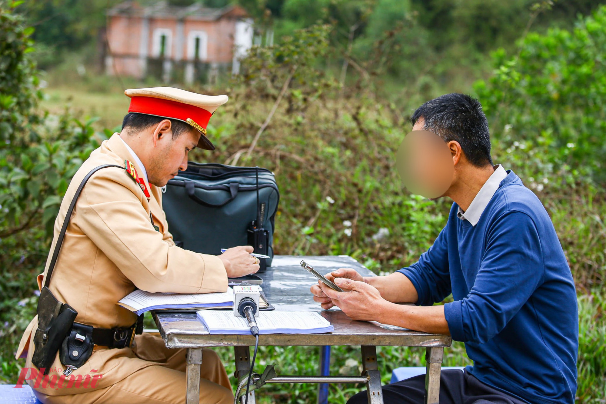 Với lỗi này, tài xế H. sẽ bị phạt tiền từ 4-6 triệu đồng, trừ 2 điểm giấy phép lái xe.  Sau khi bị lập biên bản xử phạt, tài xế H. chia sẻ rằng do ít lưu thông qua tuyến đường này nên anh chưa nắm rõ tốc độ tối đa cho phép là 80km/h. Anh cho biết sau khi được lực lượng CSGT nhắc nhở, xử lý và tuyên truyền, anh sẽ rút kinh nghiệm, chú ý quan sát biển báo giao thông để chấp hành đúng quy định, đảm bảo an toàn cho bản thân và người tham gia giao thông.