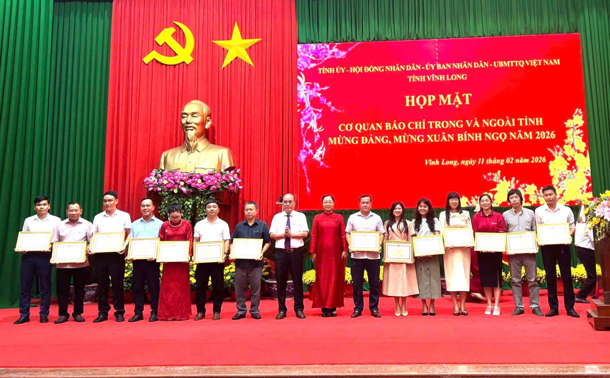 Khen thưởng cho các tập thể và cá nhân xuất sắc tiêu biểu.