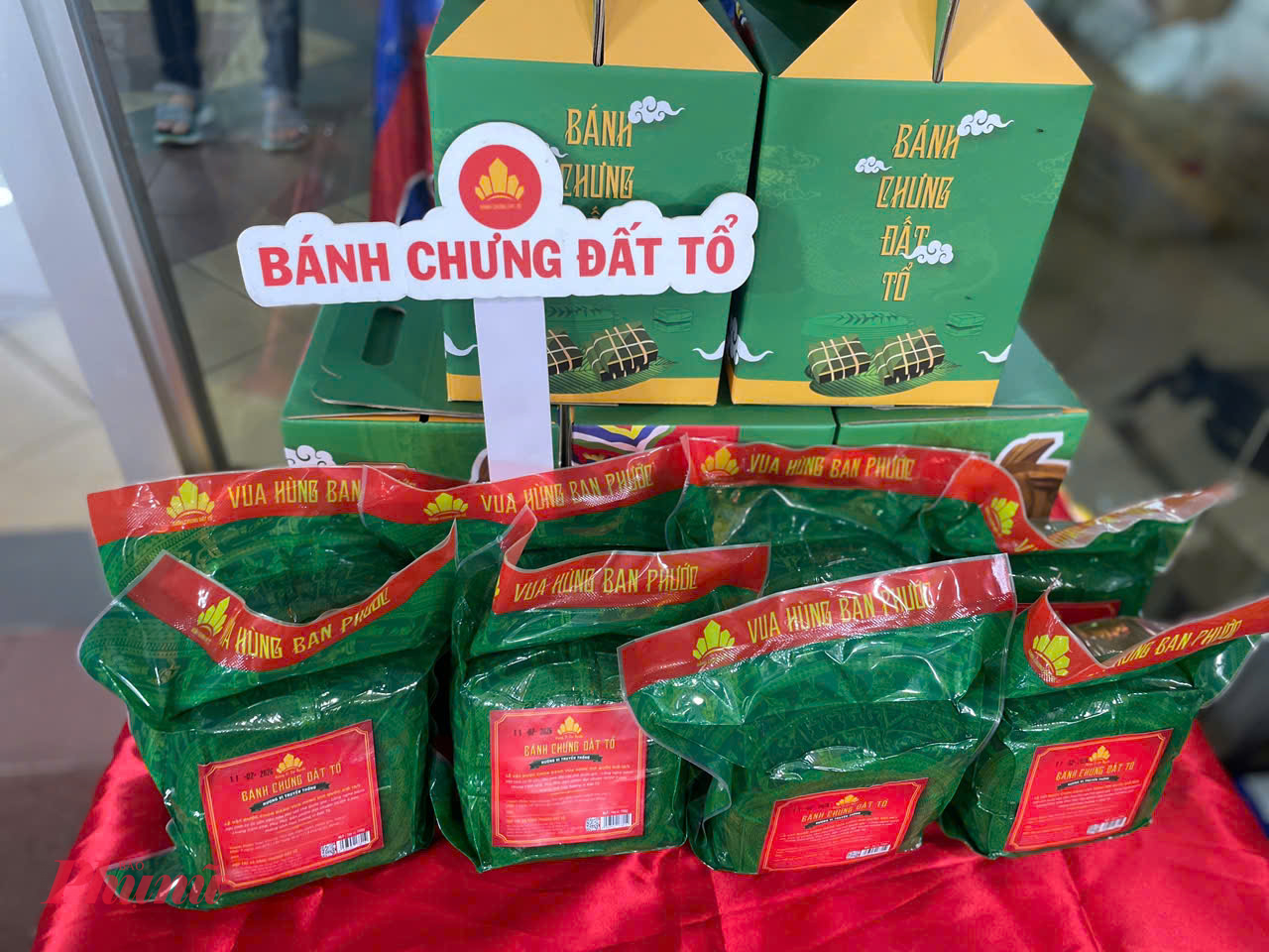 Bánh chưng gấc đất tổ - sản phẩm được nhiều khách mua tại phiên chợ