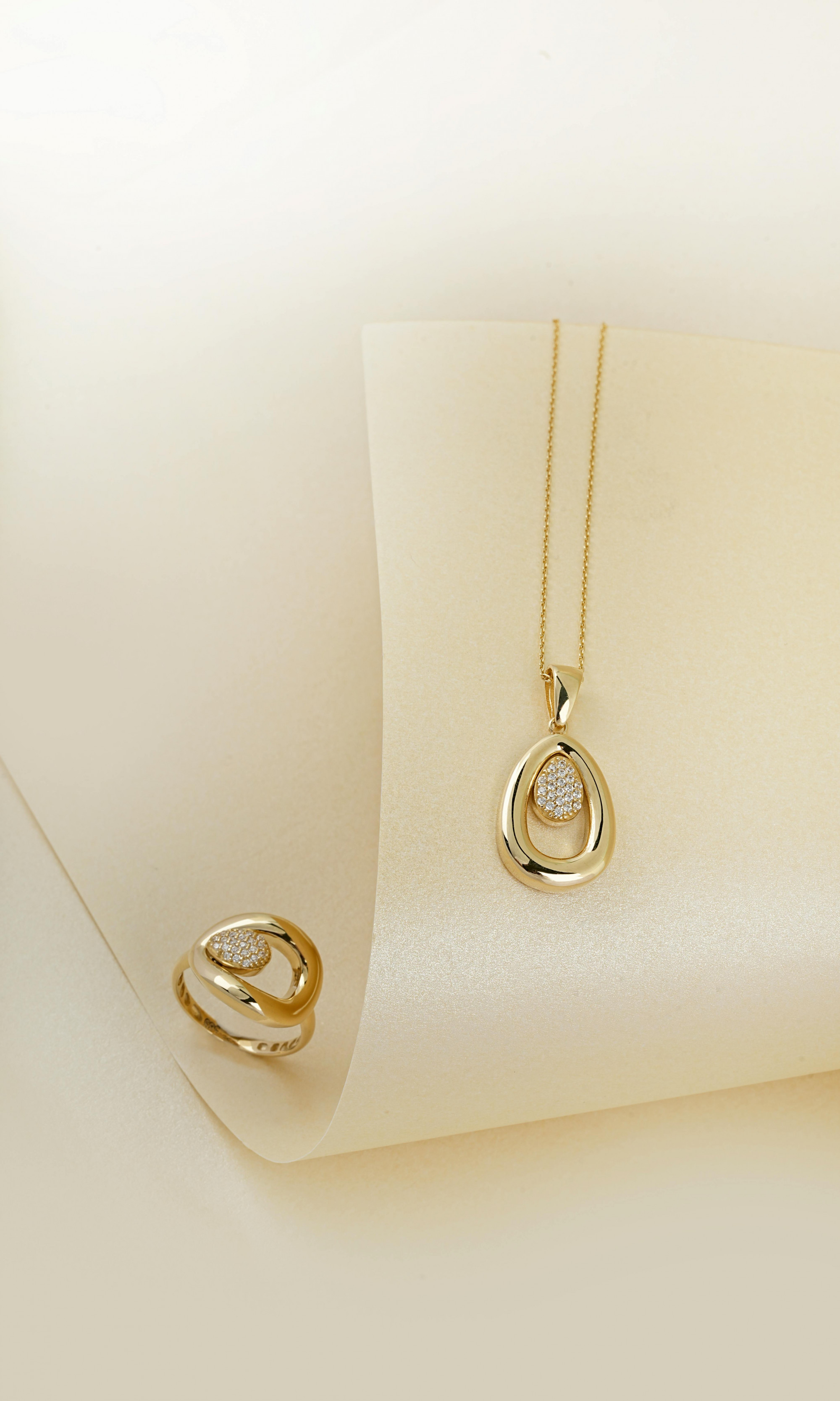 Trang sức tông vàng ánh kim giúp tổng thể trang phục thêm nổi bật, đặc biệt khi kết hợp cùng áo dài hoặc trang phục ngày Tết