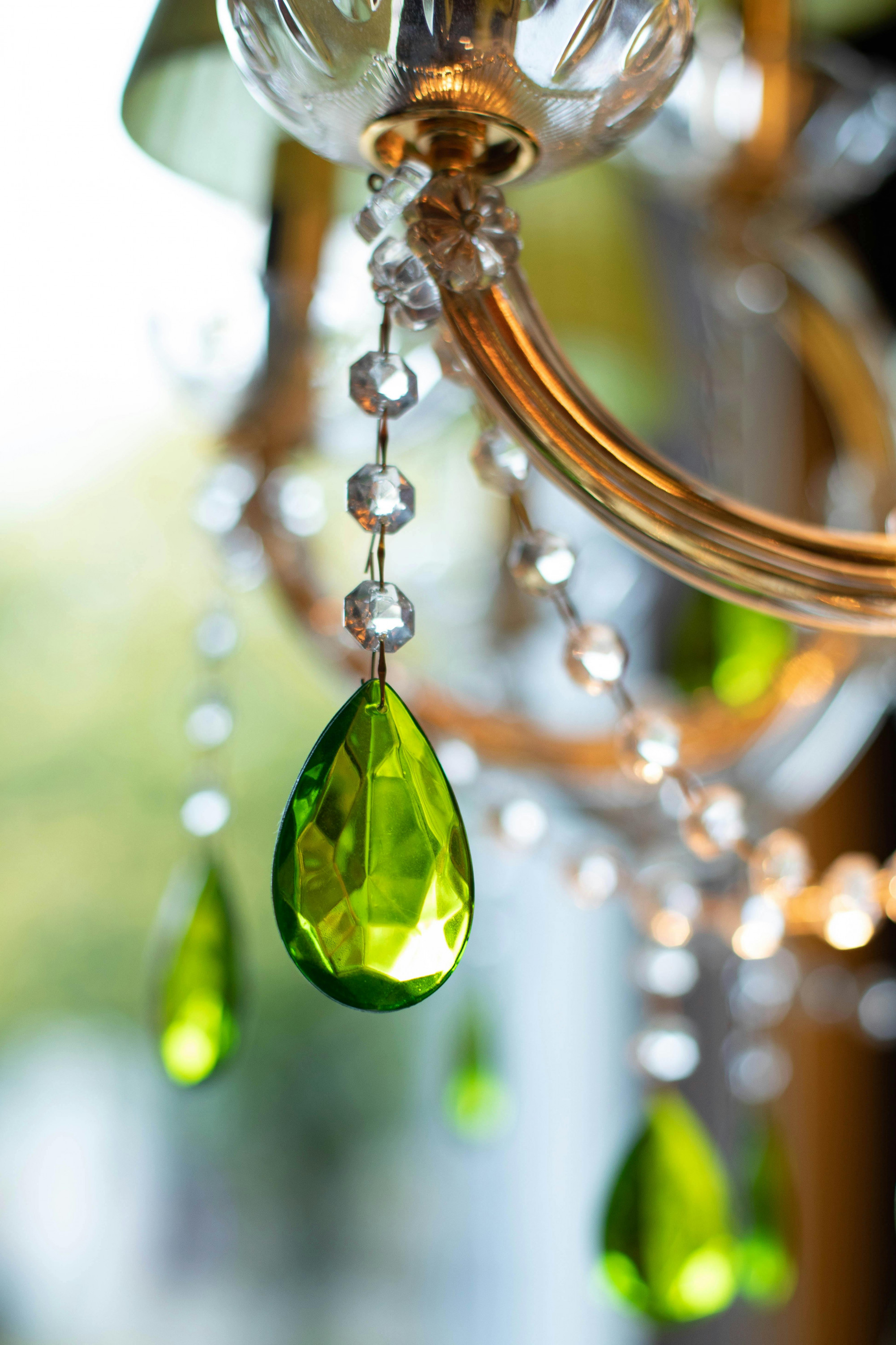 Trang sức pha lê gây ấn tượng nhờ hiệu ứng ánh sáng trong trẻo, phù hợp tinh thần khởi đầu tích cực của năm mới