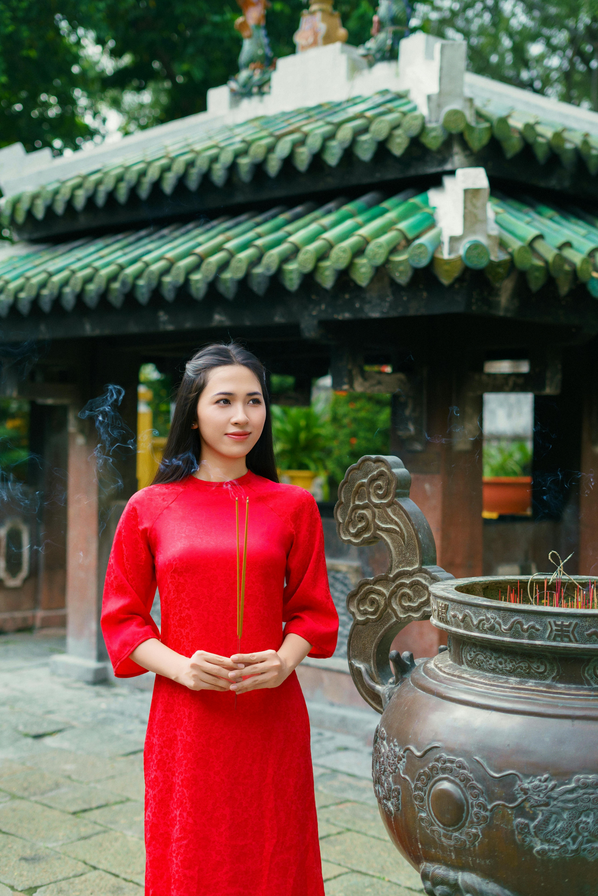 Hình ảnh áo dài trong không gian xuân góp phần tôn lên vẻ đẹp truyền thống và không khí lễ Tết