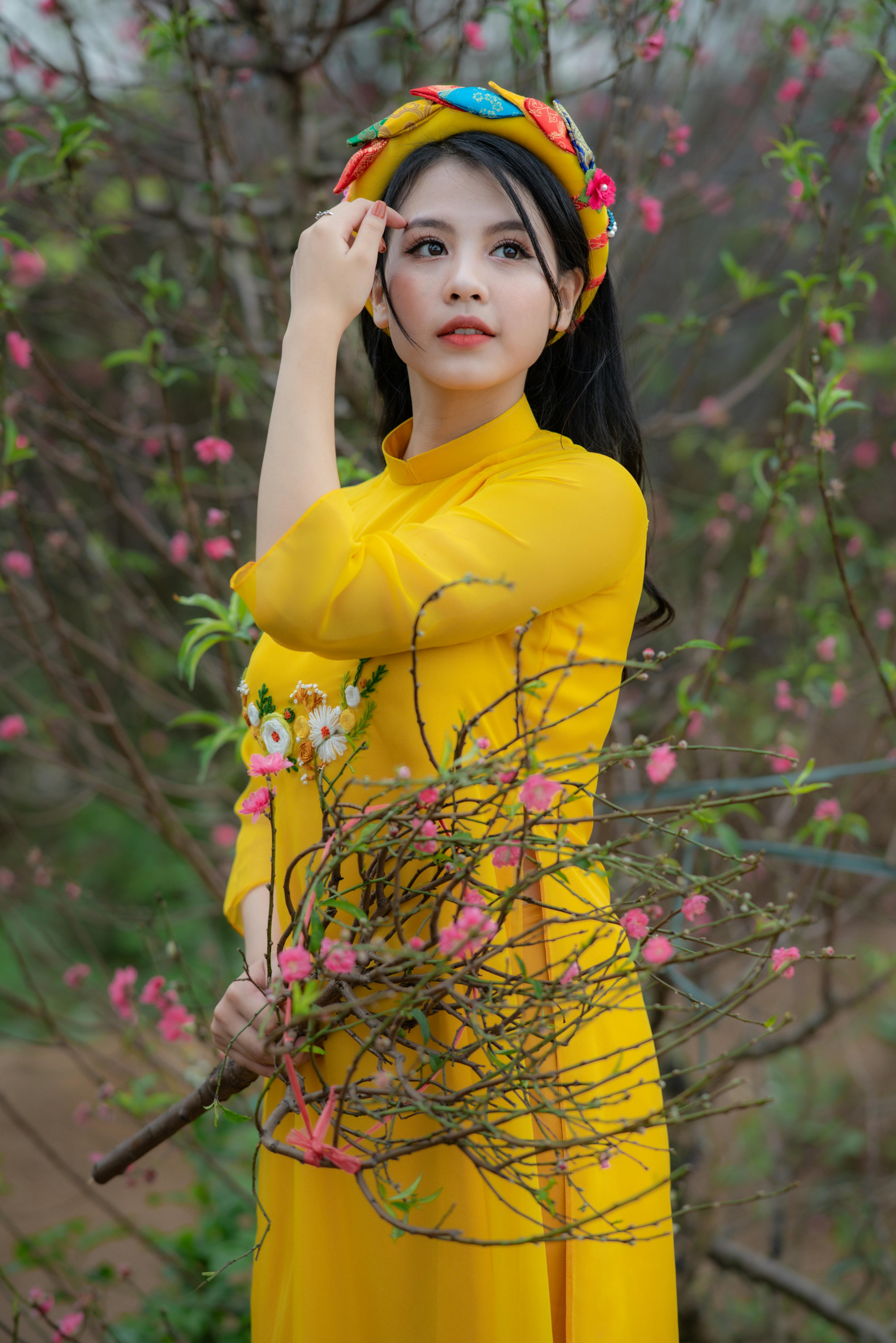 Áo dài vàng mang lại cảm giác tươi sáng, rạng rỡ nhưng vẫn giữ được nét thanh lịch, sang trọng