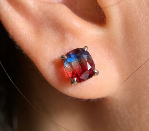 Bông tai góp phần hoàn thiện diện mạo ngày đầu năm, tạo điểm sáng cho gương mặt.