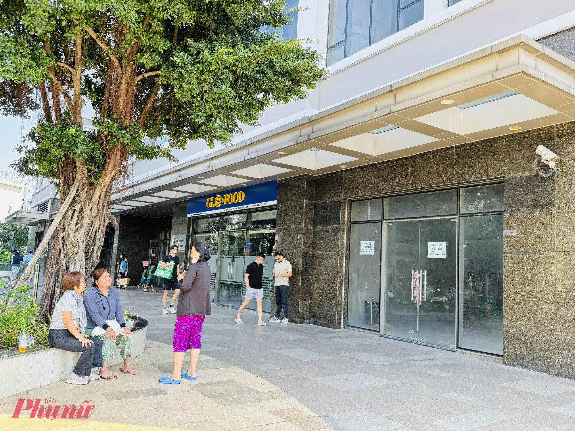 Ở giữa lòng phố thị vẫn có nhiều cánh cửa lòng rộng mở 