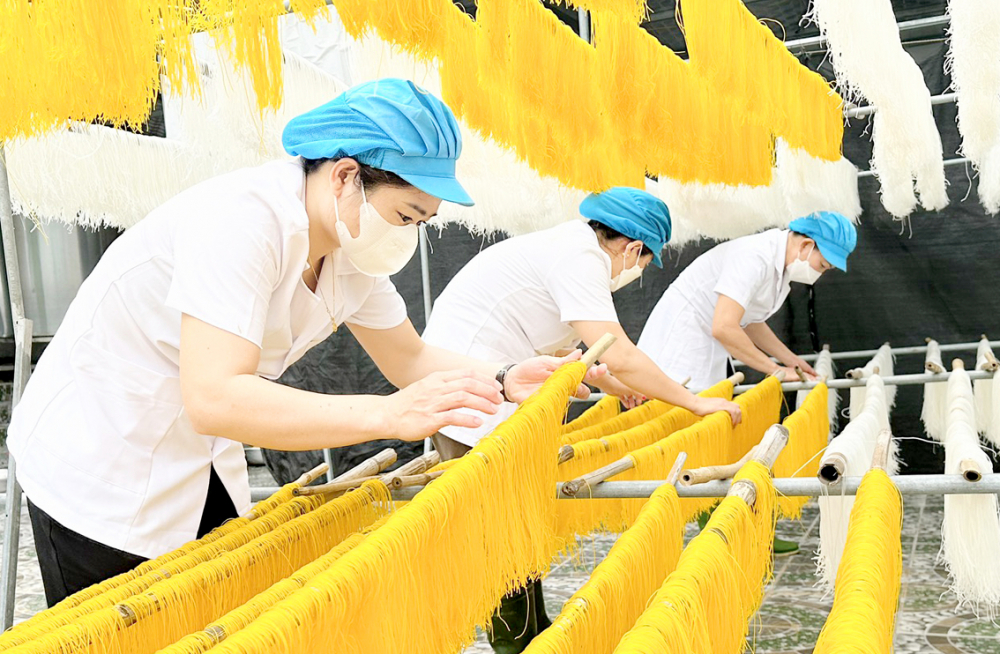 Cơ sở làm bún dinh dưỡng đạt chuẩn OCOP 3 sao của chị Võ Thị Ngọc Anh (tỉnh Nghệ An) tạo việc làm cho nhiều phụ nữ nông thôn - ẢNH: PHAN NGỌC