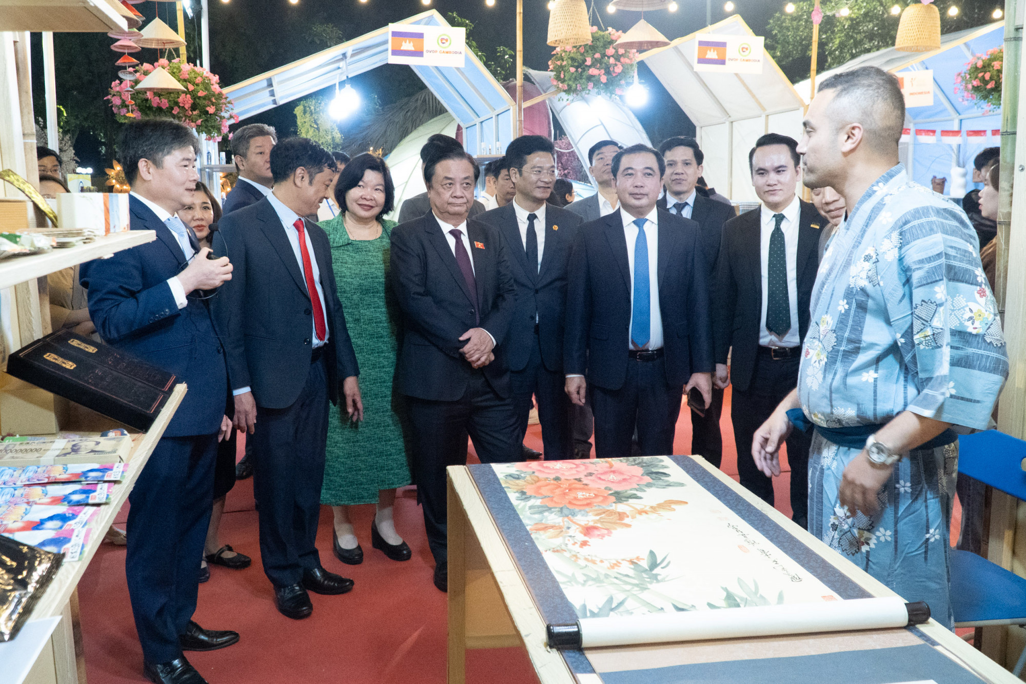 Phó Chủ tịch Quốc hội Lê Minh Hoan và các đại biểu tham quan gian hàng tại Festival OCOP Việt Nam 2025 - Ảnh: Cổng TTĐT Quốc hội