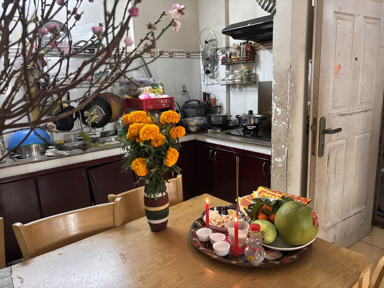 Năm nay, ngày cúng ông Táo thì nhà tôi đã ngập sắc xuân. Ảnh Bảo Khánh