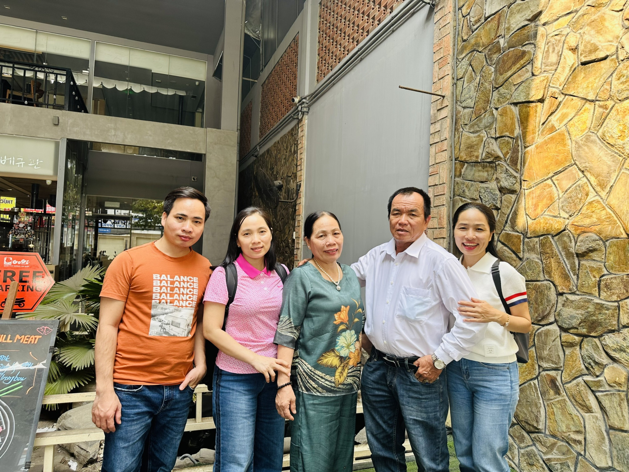 Khoảnh khắc ba má tôi thong dong cùng các con