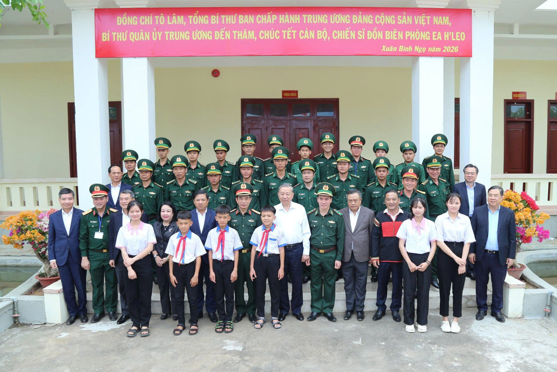 Tổng Bí thư Tô Lâm cùng đoàn  công tác thăm, chúc Tết cán bộ, chiến sĩ đồn biên phòng Ea H’leo_Ảnh: Lê Tây.