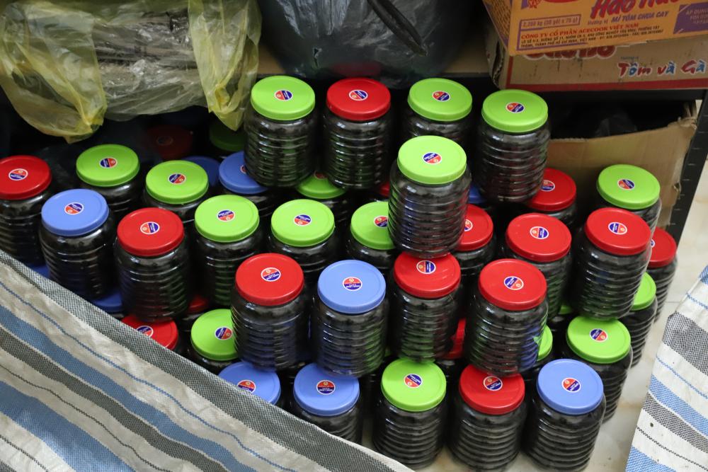 Sản phẩm được đóng hộp, rao bán trên các nền tảng mạng xã hội - Ảnh công an cung cấp