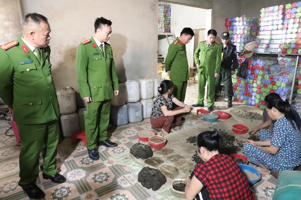 Bên trong cơ sở sản xuất thuốc đông y cổ truyền giả vừa bị triệt phá - Ảnh công an cung cấp