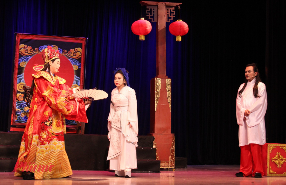 Các nghệ sĩ Đoàn Cải lương tuồng cổ Huỳnh Long rất tập trung cho bản kịch Tứ trạng đăng khoa tại Sân khấu nghệ thuật Trương Hùng Minh - Ảnh: Ngọc Tuyết