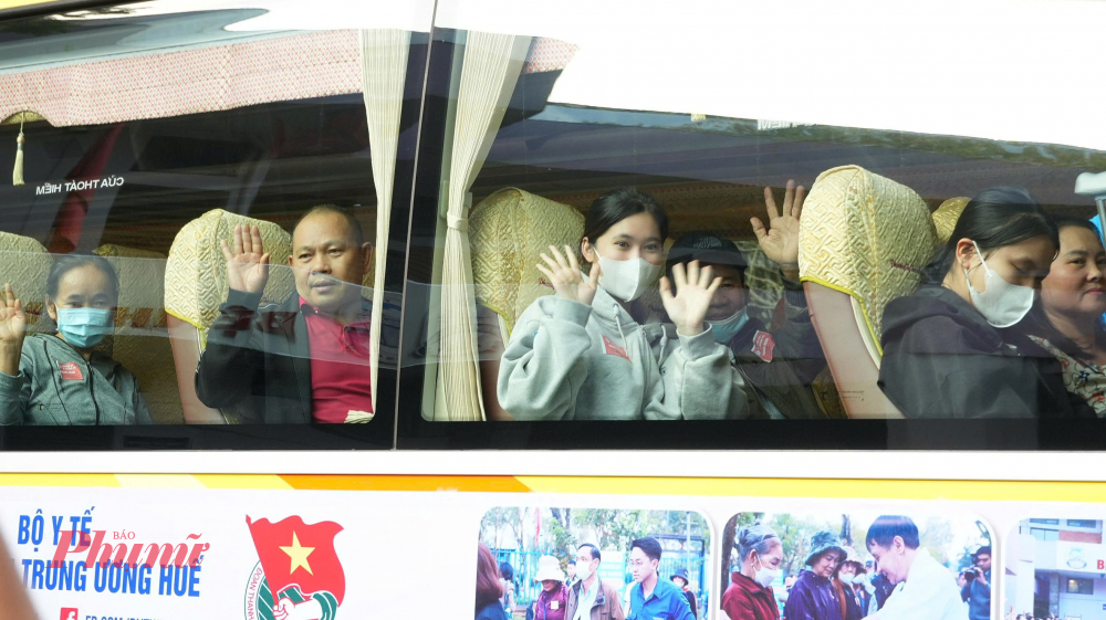 khăn, không có điều kiện tự về quê, đặc biệt là những người ở các tỉnh miền Trung – Tây Nguyên xa xôi. Có người vừa trải qua ca phẫu thuật, có người đã điều trị dài ngày, tiền bạc cạn kiệt. Được trở về nhà trong những ngày Tết cổ truyền đối với họ không chỉ là niềm vui, mà còn là liều thuốc tinh thần quý giá.