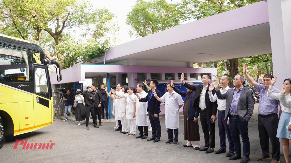 ngay từ sáng sớm, khuôn viên bệnh viện đã rộn ràng không khí ấm áp. Những chuyến xe được chuẩn bị chu đáo, dán băng rôn “Chuyến xe nghĩa tình – Xuân yêu thương”, sẵn sàng lăn bánh. Đội ngũ y bác sĩ, điều dưỡng và các tình nguyện viên tất bật hỗ trợ bệnh nhân làm thủ tục xuất viện, sắp xếp hành lý, đưa đón ra xe an toàn. 