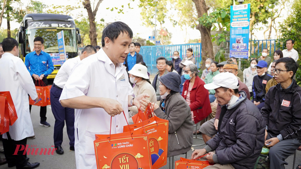 Mỗi chuyến xe lăn bánh là một hành trình trở về đầy yêu thương, chở theo sự sẻ chia, đồng hành và tình cảm ấm áp của đội ngũ thầy thuốc Bệnh viện Trung ương Huế Huế dành cho người bệnh trong thời khắc Tết đến, Xuân về.