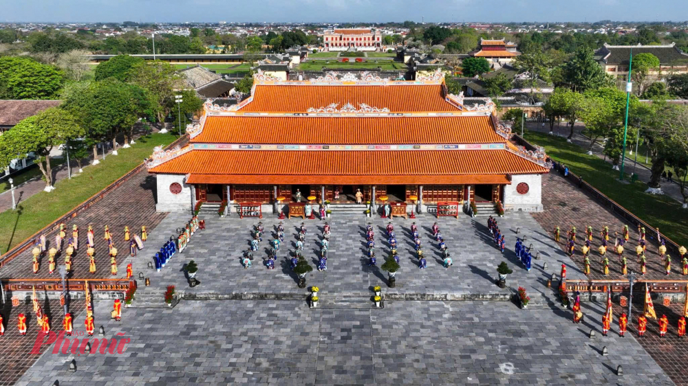 Các quan văn, võ triều Nguyễn tham gia buổi lễ xếp hàng theo thứ tự phẩm cấp, trong đó các quan đứng đầu các bộ giữ vị trí hàng đầu.