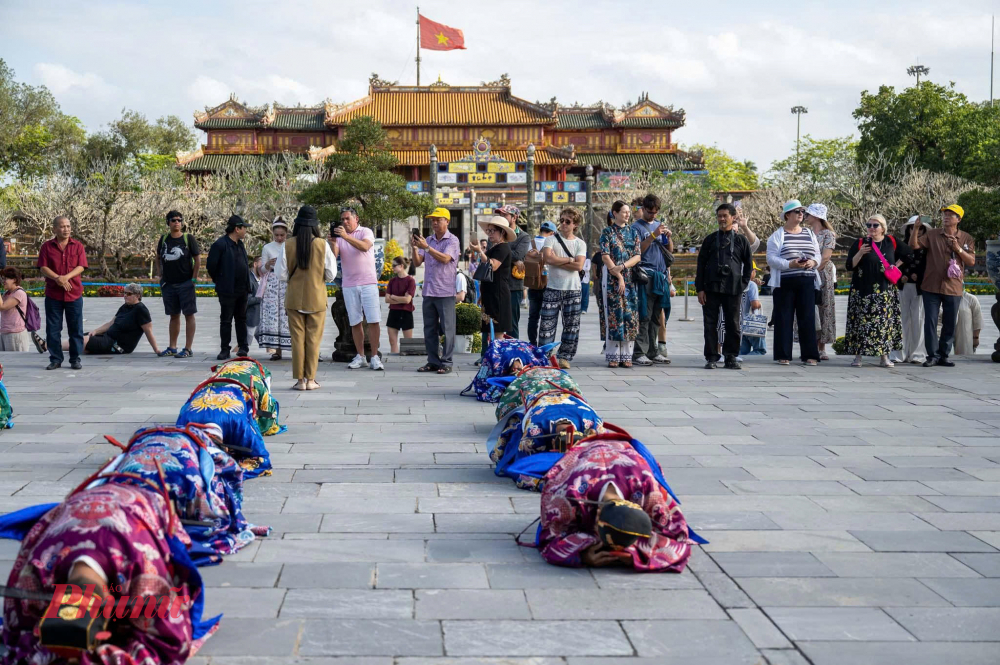 Không ít du khách quốc tế cũng theo dõi toàn bộ chương trình tái hiện Lễ Thiết triều Nguyên đán thời Nguyễn. Anh Francois, du khách đến từ Pháp chia sẻ, anh rất ấn tượng với buổi lễ từ nhạc cụ, trang phục cho đến sắp xếp những nhân vật tham gia. 