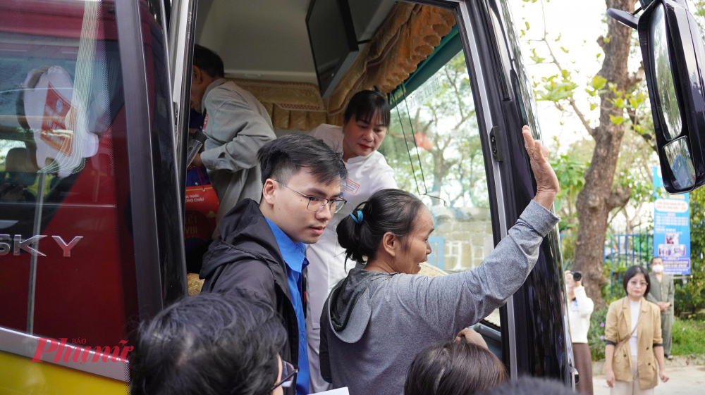 chương trình được duy trì nhờ sự chung tay của các nhà hảo tâm, doanh nghiệp và cán bộ nhân viên bệnh viện. Không chỉ hỗ trợ phương tiện di chuyển, bệnh viện còn đảm bảo theo dõi sức khỏe cho bệnh nhân suốt hành trình, bố trí nhân viên y tế đi cùng trên các tuyến đường dài để kịp thời xử lý tình huống phát sinh.