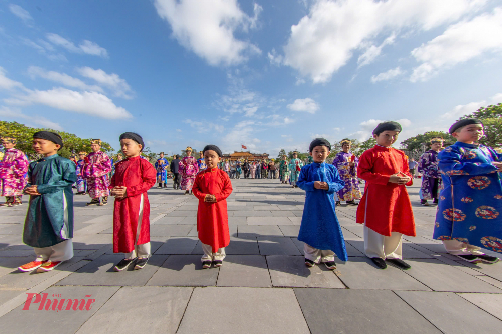 Đại diện lãnh đạo Trung tâm Bảo tồn Di tích Cố đô Huế cho biết, Lễ Thiết triều Nguyên đán thời Nguyễn được đơn vị tổ chức tái hiện dưới hình thức sân khấu hóa lần đầu tiên vào năm 2021.