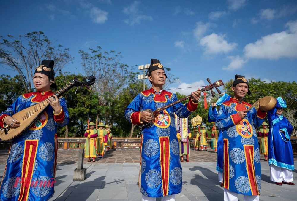 Tại Điện Cần Chánh, các Hoàng đệ cùng các thân công, Hoàng tử tiến hành Lễ bái mừng vua; sau đó là nghi thức tuyên chỉ ban yến tiệc và thưởng Xuân. 