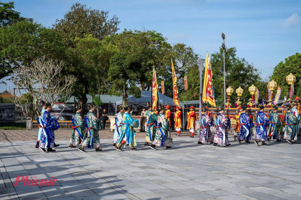Sau phần thiết Đại triều, nhà vua rời Điện Thái Hòa trở về Điện Cần Chánh để tiếp tục các nghi thức Nguyên đán.