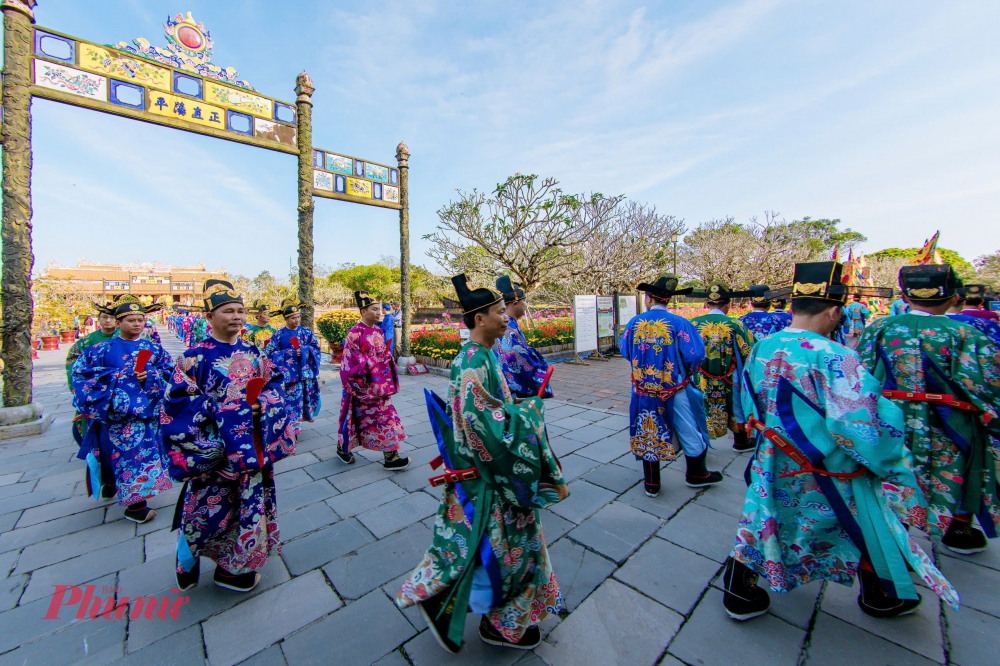 Tiếp đó, triều đình tuyên đọc chỉ dụ ban ân của nhà vua với các nghi thức trang nghiêm, gắn liền với những tiết mục đại nhạc và tiểu nhạc. 