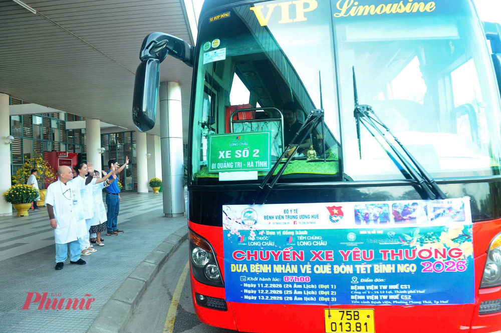 Cụ thể, tại Cơ sở 1 (16 Lê Lợi, TP. Huế), xe xuất phát lúc 7h00 và tại Cơ sở 2 (phường Phong Thái, TP. Huế) xuất phát lúc 7h30. Trong chương trình có hơn 400 bệnh nhân và người nhà được hỗ trợ về quê, riêng trong sáng 11/2 đã có 120 bệnh nhân và người thân tại hai cơ sở lên đường trong niềm xúc động, mong chờ ngày đoàn viên.