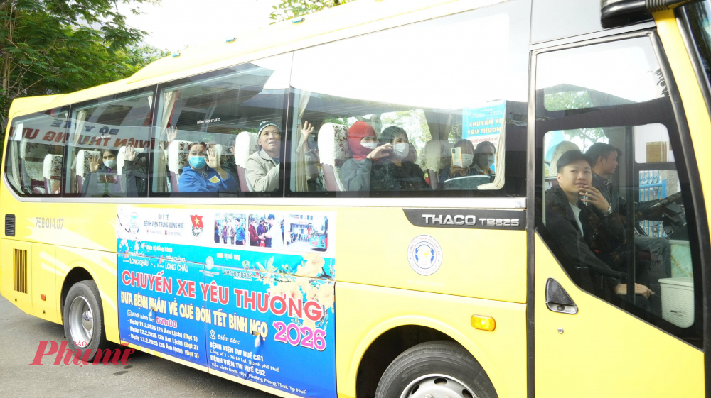 Mỗi dịp Tết đến, khi dòng người hối hả trở về sum họp bên gia đình, vẫn còn đó những bệnh nhân và người nhà phải ở lại bệnh viện vì hoàn cảnh khó khăn. 