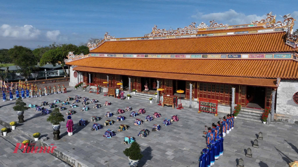 Trong buổi lễ, các quan dâng biểu chúc mừng nhà vua nhân dịp Nguyên đán. 