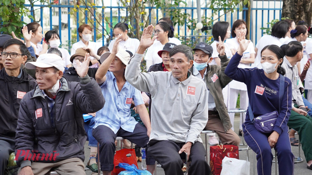 “Chuyến xe nghĩa tình”, đưa người bệnh và thân nhân có hoàn cảnh đặc biệt khó khăn về quê đón Tết. Hoạt động nhân văn này đã trở thành nét đẹp truyền thống, lan tỏa tinh thần sẻ chia trong cộng đồng.