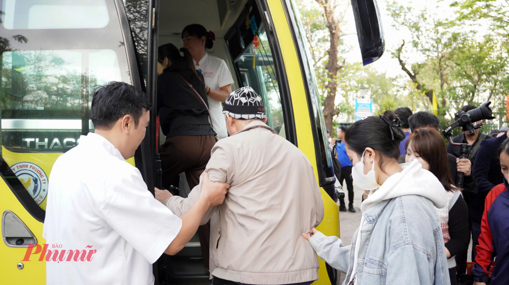 Được bệnh viện hỗ trợ về quê, tôi thật sự biết ơn”. Những giọt nước mắt, những cái nắm tay thật chặt giữa y bác sĩ và người bệnh trước giờ xe lăn bánh là minh chứng cho tình cảm gắn bó, sẻ chia như người thân trong gia đình.