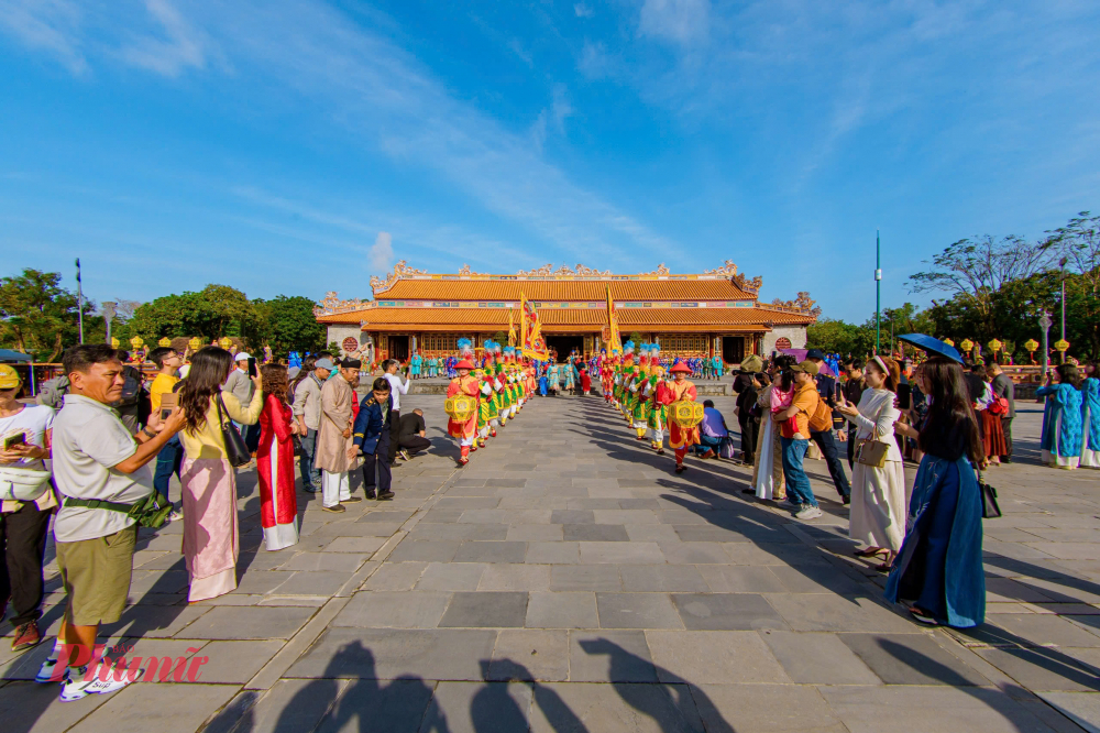 Hàng trăm du khách, ngay sau khi mua vé vào tham quan Đại nội Huế đã đến xem, tìm hiểu về Lễ Thiết triều Nguyên đán của triều Nguyễn.