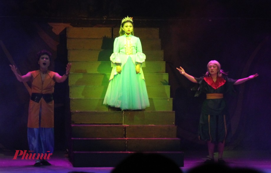 Bé Bella trong vở kịch thiếu nhi Công chúa mũi to và vương quốc Meo Meo - Ảnh: Ngọc Tuyết