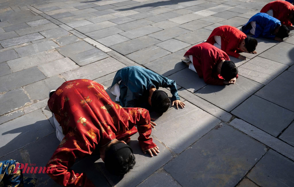 Các yến tiệc do nhà vua ban được tổ chức tại Điện Cần Chánh và các công trình phụ cận như: Tả Vu, Hữu Vu, Tả Đãi Lậu Viện và Hữu Đãi Lậu Viện.