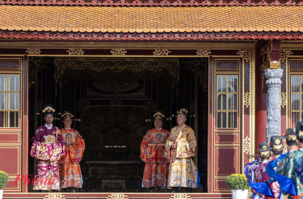 Theo nghi thức truyền thống, triều đình nhà Nguyễn thường tiến hành thiết Đại triều tại Điện Thái Hòa và thiết Thường triều tại Điện Cần Chánh, Đại nội Huế