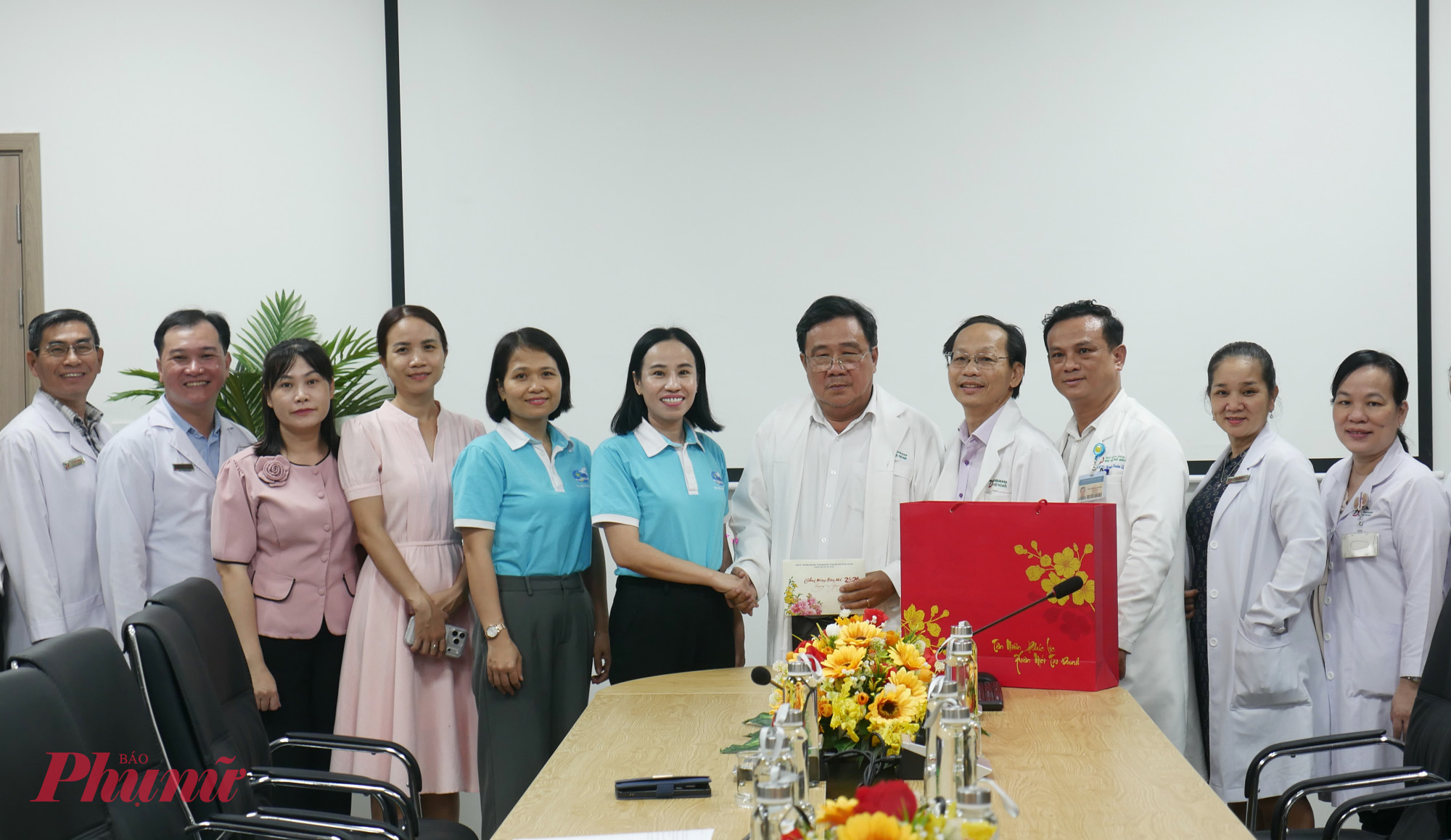 Đoàn đại biểu tiếp tục đến thăm Bệnh viện Đa khoa Khu vực Thủ Đức – là bệnh viện hạng 2, hiện mỗi ngày đang tiếp nhận khám và chữa bệnh cho khoảng 4.000 lượt bệnh nhân. Bệnh viện được Sở Y tế TPHCM kỳ vọng phát triển thành trở thành bệnh viện đa khoa uy tín trong khu vực, cung cấp dịch vụ y tế chuyên sâu đa dạng. 